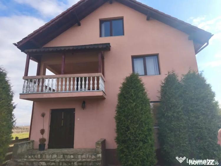Casă cu 5 camere cu Teren 1600 Mp în Central