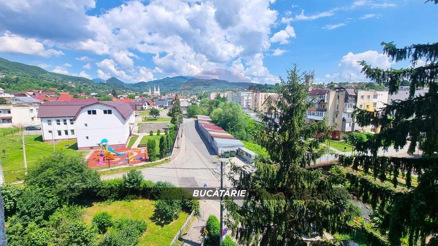 Apartament cu 3 camere semidecomandat, mobilat în Central