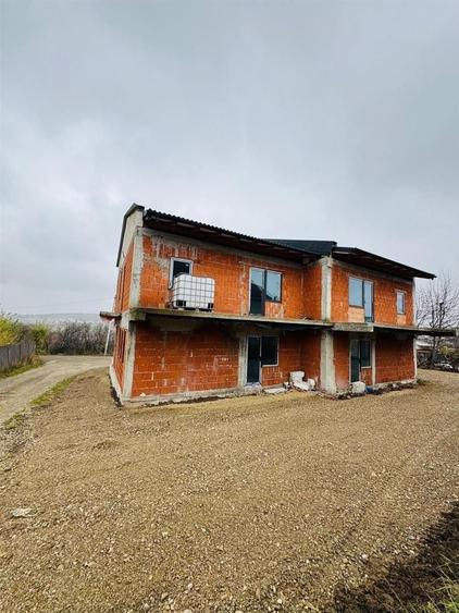 Duplex cu 10 camere decomandat cu Canalizare în Dealuri Oradea