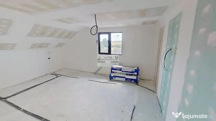 Casă cu 5 camere cu Teren 1159 Mp în Central