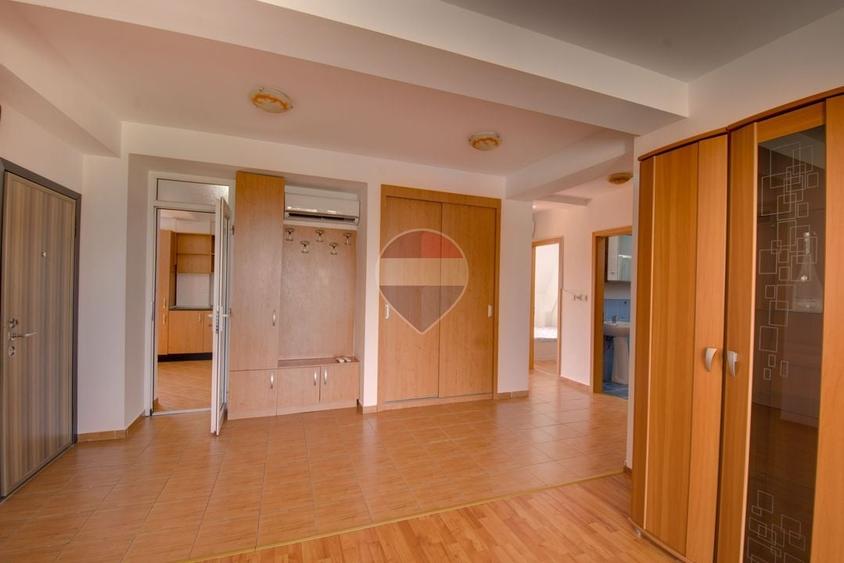 Apartament cu 4 camere decomandat, mobilat în Aradului