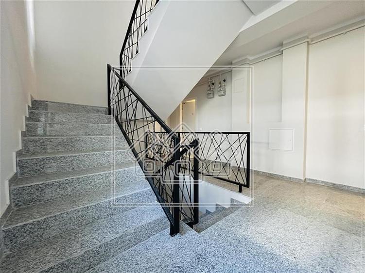 Penthouse cu 3 camere semidecomandat, mobilat în Exterior Vest