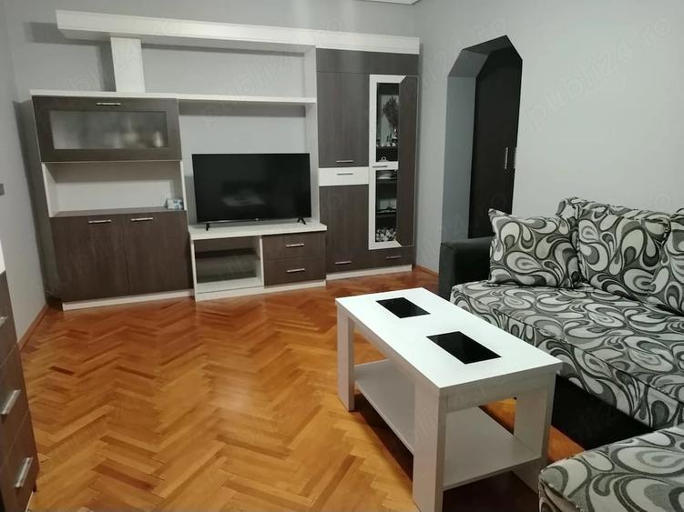 Apartament cu 3 camere semidecomandat în Central