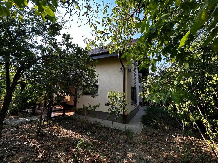 Casă individuală cu 3 camere cu Teren 500 Mp în Uricani
