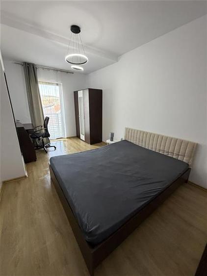 Apartament cu 3 camere semidecomandat, mobilat în Central