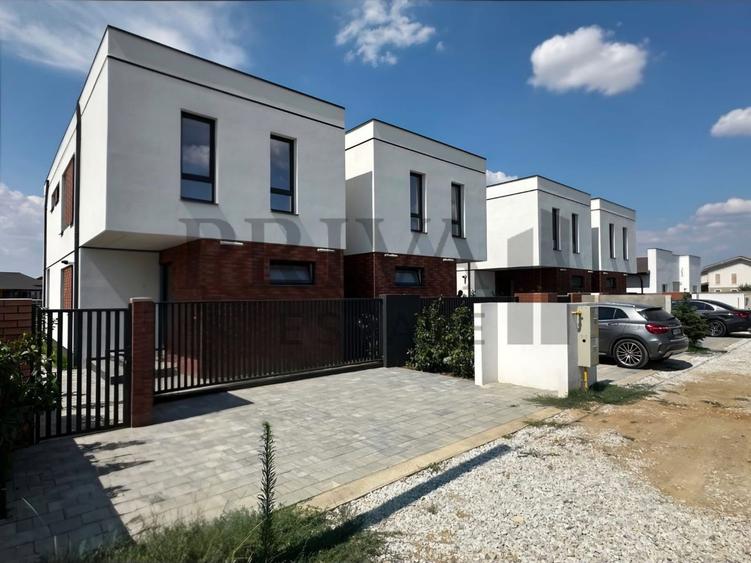 Duplex cu 4 camere cu Canalizare în Moșnița Nouă