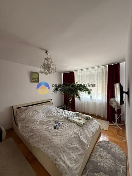 Apartament cu 4 camere semidecomandat în Precista