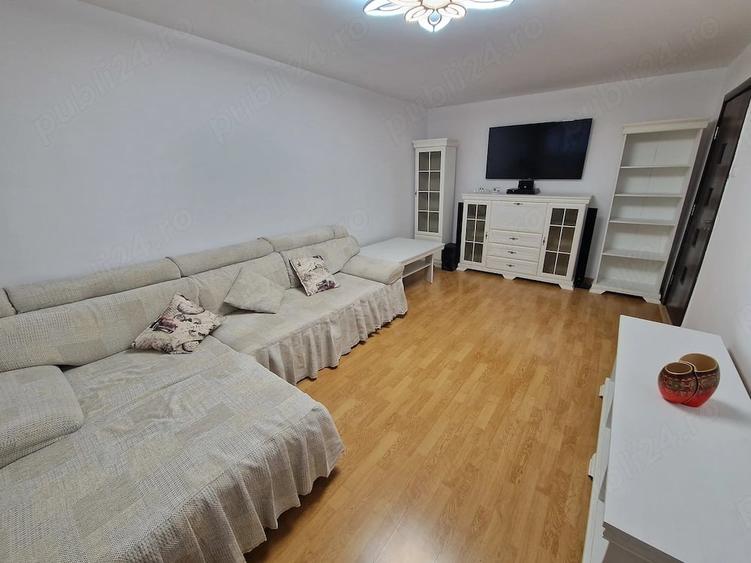 Apartament cu 3 camere decomandat în Tineretului