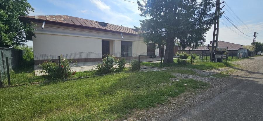 Spațiu comercial, de 1,200 mp, în Lanurile