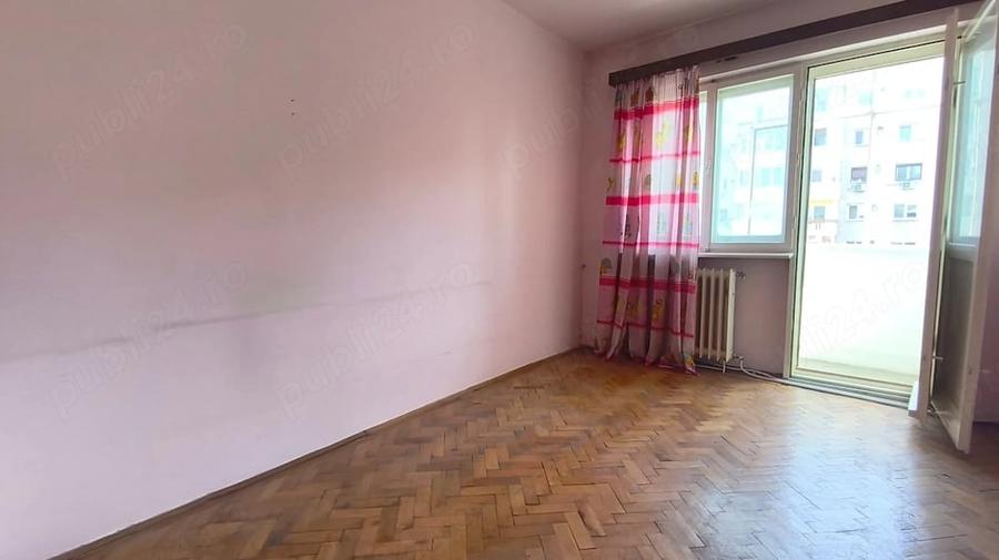 Apartament cu 4 camere semidecomandat în Piața Centrală