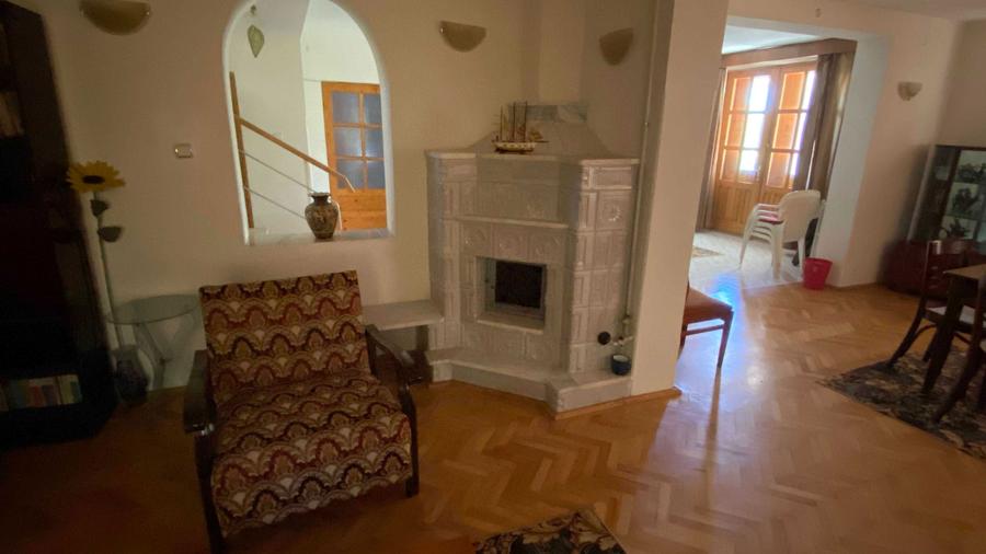 Casă cu 4 camere cu Teren 3100 Mp în Central
