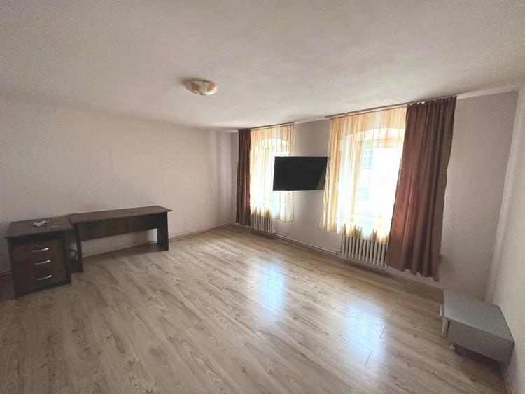 Casă cu 8 camere cu Teren 800 Mp în Central