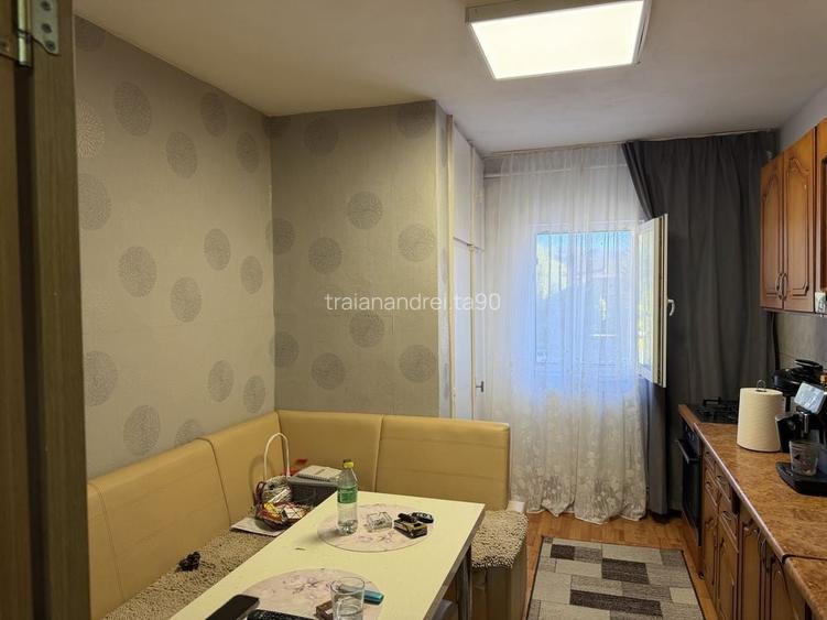Apartament cu 4 camere în Petros