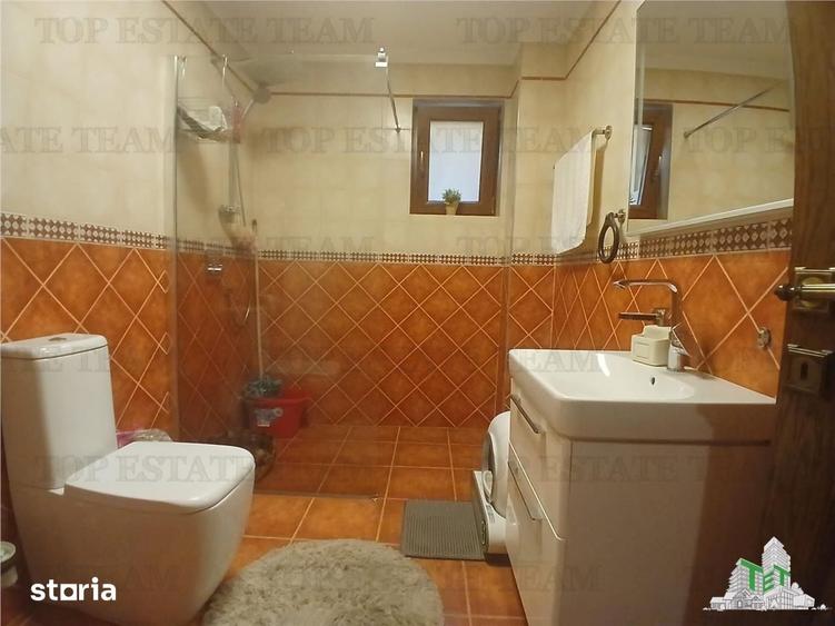 Casă cu 5 camere decomandat cu Teren 500 Mp în Central