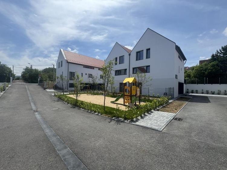 Duplex cu 5 camere cu Canalizare în Bună Ziua