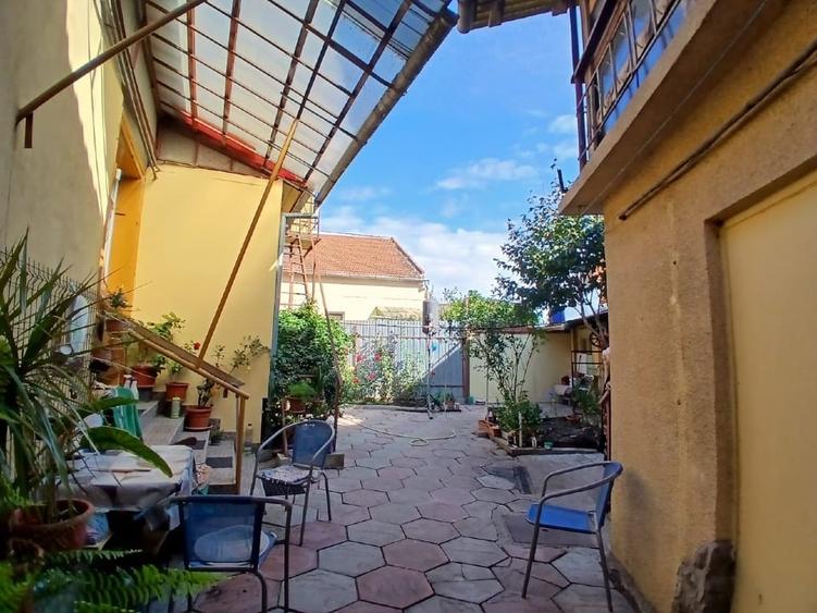 Casă individuală cu 5 camere cu Canalizare în Est