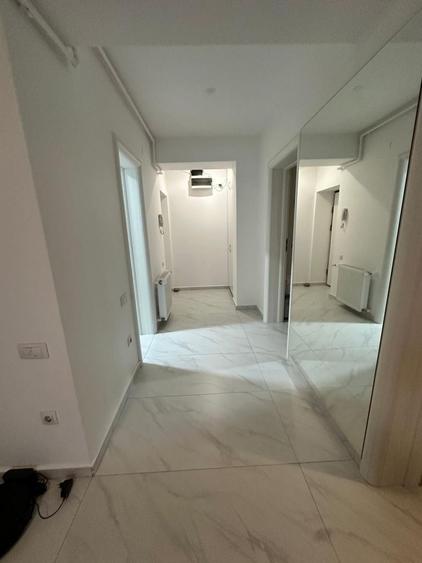 Apartament cu 4 camere semidecomandat în Est