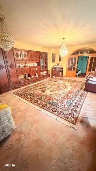 Casă cu 4 camere cu Teren 800 Mp în Piața Centrală