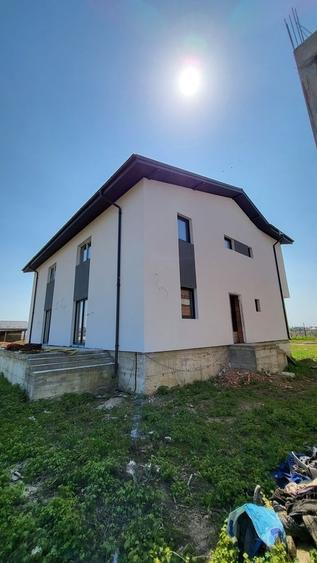 Casă cu 4 camere cu Teren 250 Mp în Vârteju