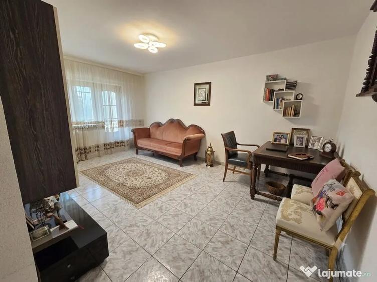 Apartament cu 3 camere decomandat în Sud
