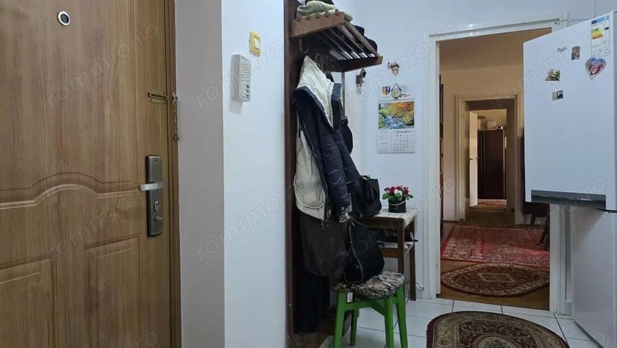 Apartament cu 3 camere semidecomandat în Zamfirescu