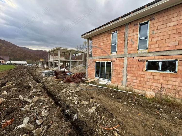 Casă cu 4 camere cu Teren 350 Mp în Central