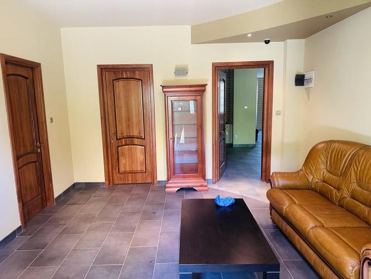 Duplex cu 12 camere cu Piscina în Roșu