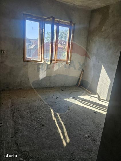 Casă cu 6 camere cu Teren 250 Mp în Central