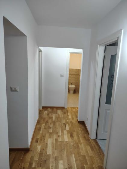 Apartament de vanzare Roman 3camere zona centrala - 1