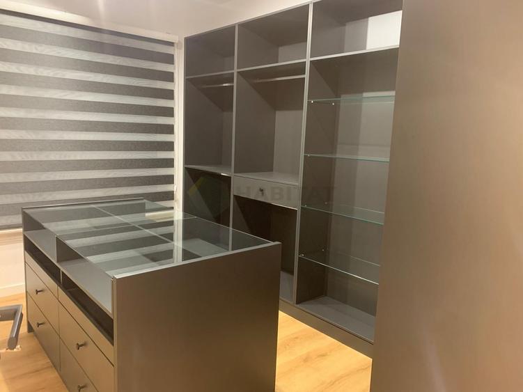 Casă individuală cu 7 camere cu Canalizare în Sisești