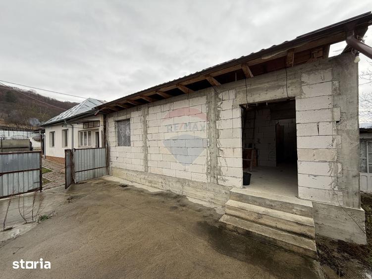 Casă cu 4 camere cu Teren 446 Mp în Răcoasa