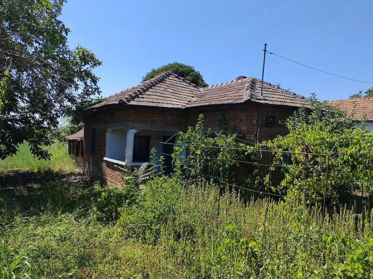 Casă cu 4 camere cu Teren 2000 Mp în Beciu