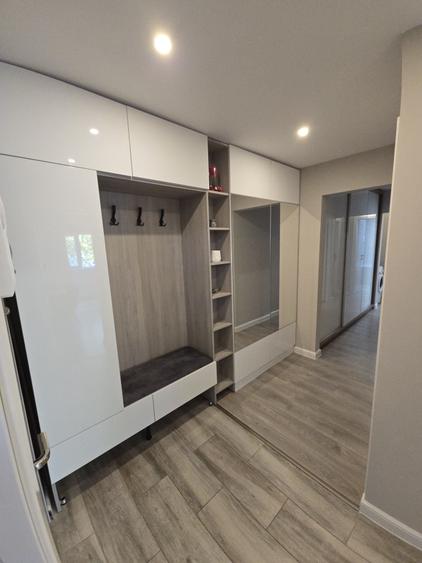 Apartament cu 3 camere decomandat în Exterior Vest