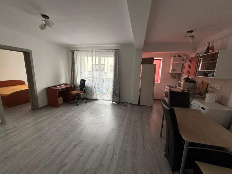 Apartament cu 2 camere semidecomandat, mobilat în Florești