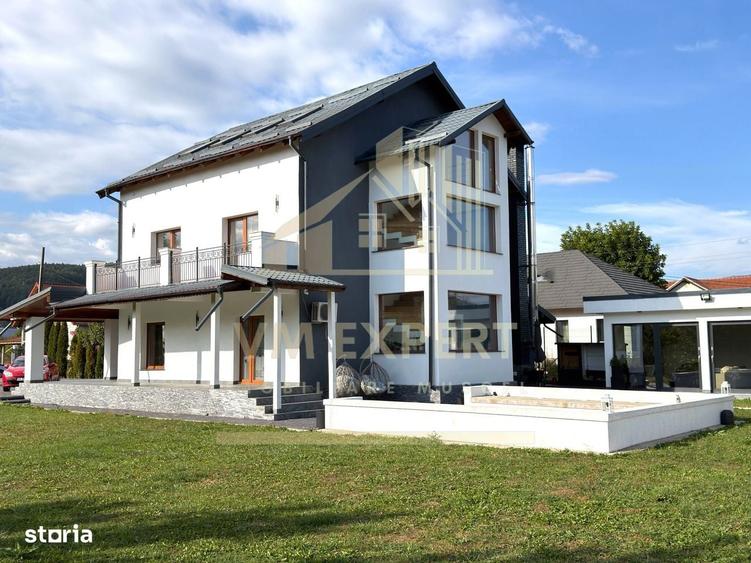 Casă cu 4 camere cu Teren 1600 Mp în Central