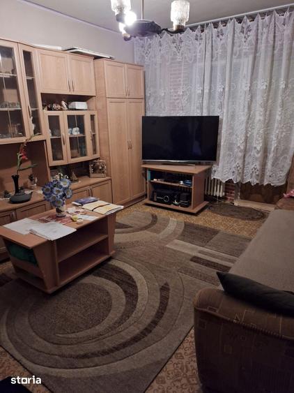 Apartament cu 3 camere decomandat în Astra