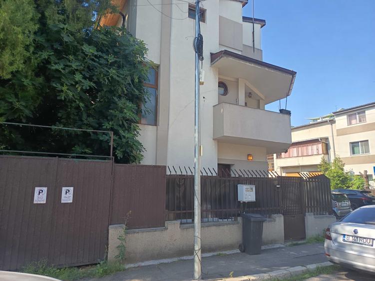 Casă cu 4 camere în Tineretului