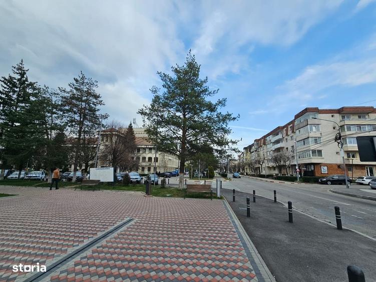 Apartament cu 4 camere decomandat în Central
