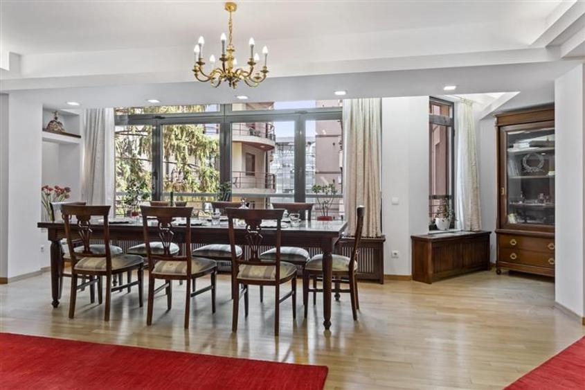 Apartament cu 3 camere semidecomandat, mobilat în Arcul de Triumf