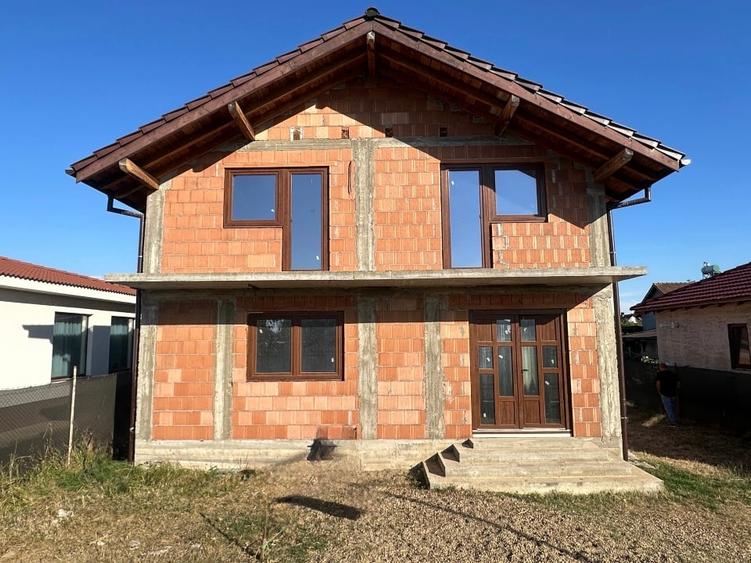 Casă individuală cu 4 camere cu Teren 1090 Mp în Fântânele