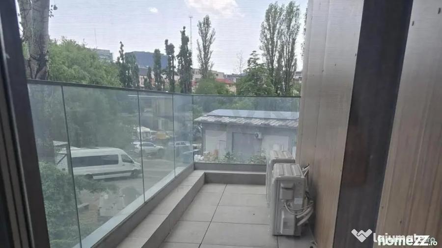 Apartament cu 3 camere semidecomandat în Crângași