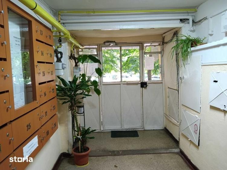 Garsonieră în Vest