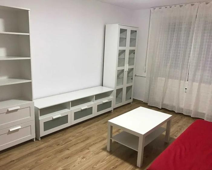 Apartament cu 3 camere decomandat în Tei