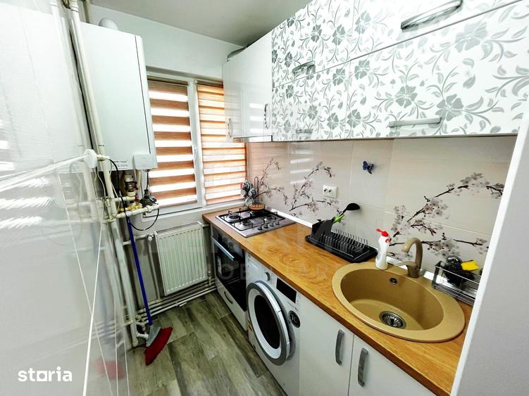 Apartament cu 3 camere semidecomandat în Craiovița Nouă