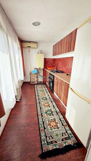Apartament cu 3 camere semidecomandat, mobilat în Central