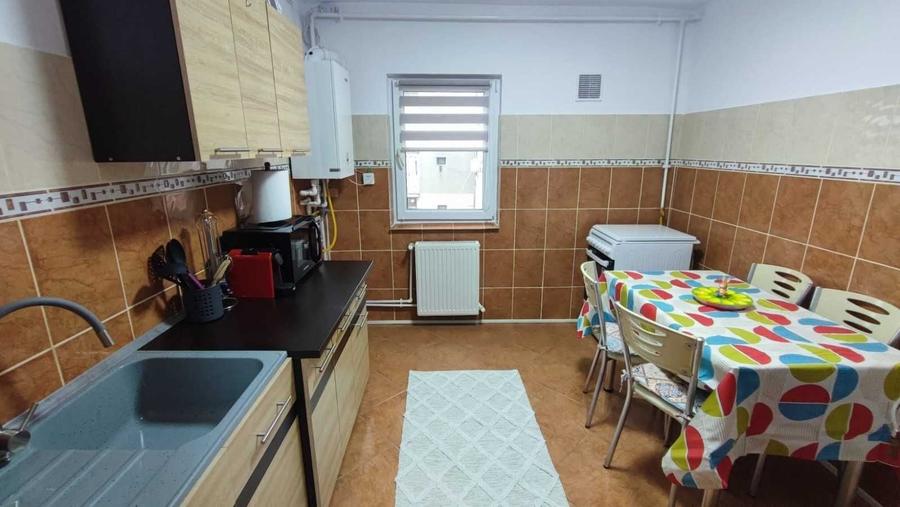 Apartament cu 4 camere semidecomandat în Faleza Nord
