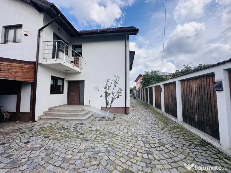 Casă cu 7 camere cu Teren 570 Mp în Roșu