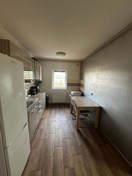 Apartament cu 3 camere semidecomandat, mobilat în UMT