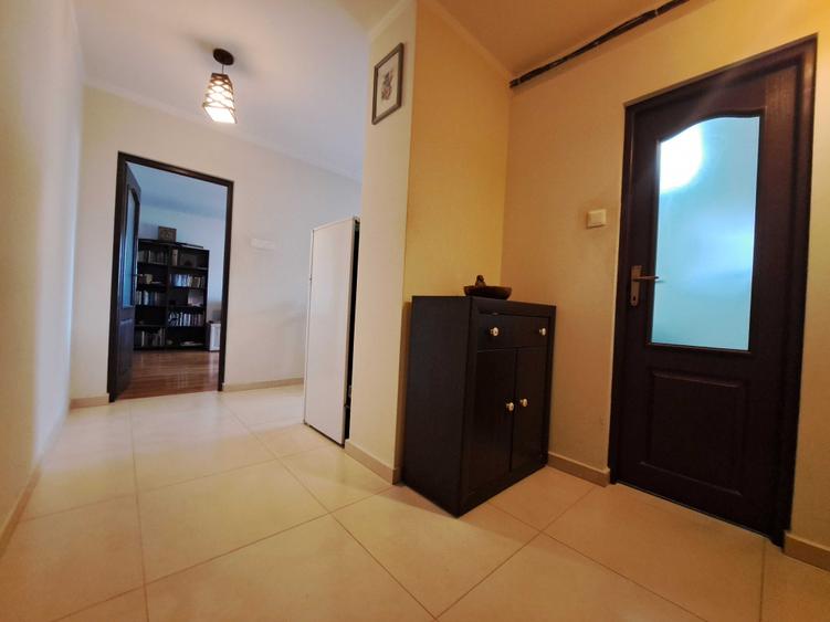Apartament cu 3 camere semidecomandat în Central