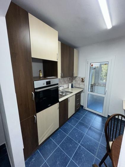 Apartament cu 3 camere decomandat în Poarta 6